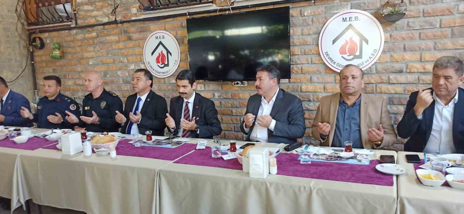 Devrek’te düzenlenen kahvaltıda muhtarlar bir araya geldi