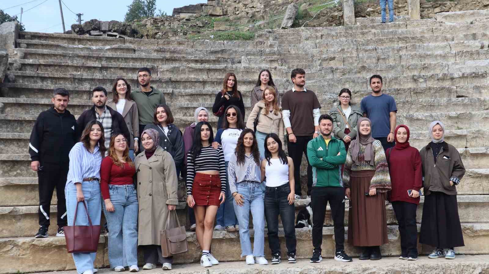 Üniversite öğrencilerine şehir turu düzenlendi
