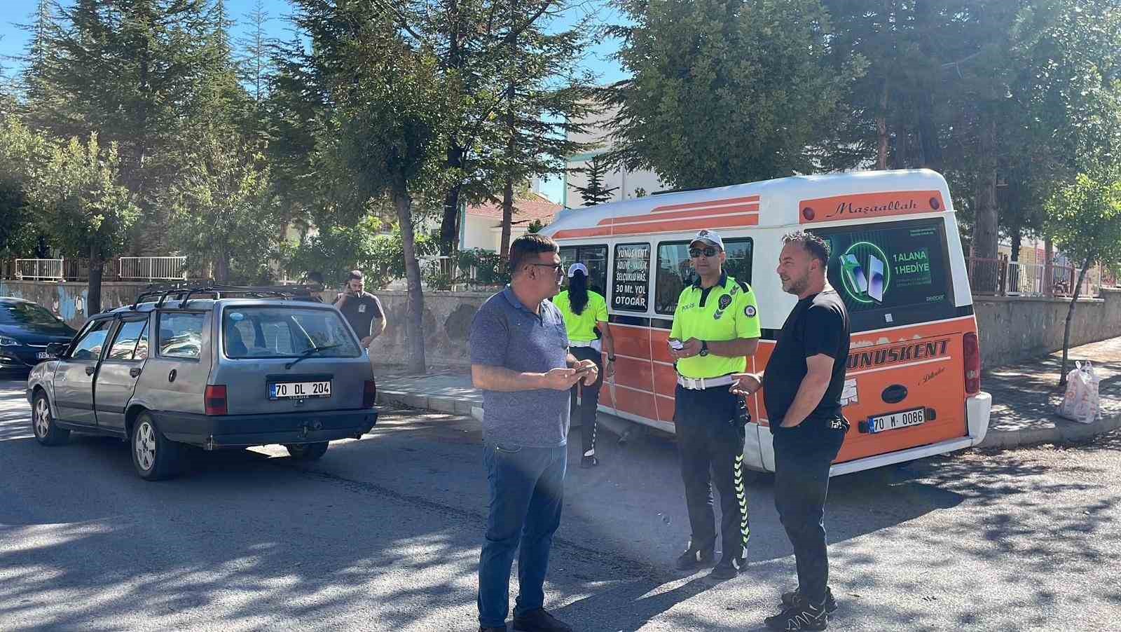 Otomobille çarpışan yolcu minibüsü kaldırıma çıktı: 3 yaralı