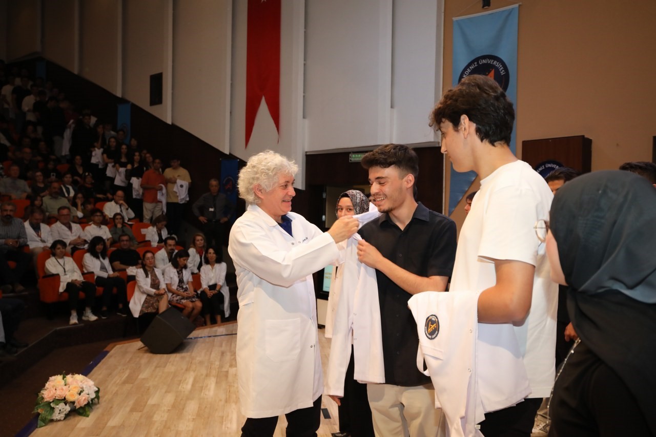 Akdeniz &Uuml;niversitesi&rsquo;nde &rsquo;&rsquo;Beyaz &Ouml;nl&uuml;k Giyme T&ouml;reni&rsquo;&rsquo; ger&ccedil;ekleştirildi
