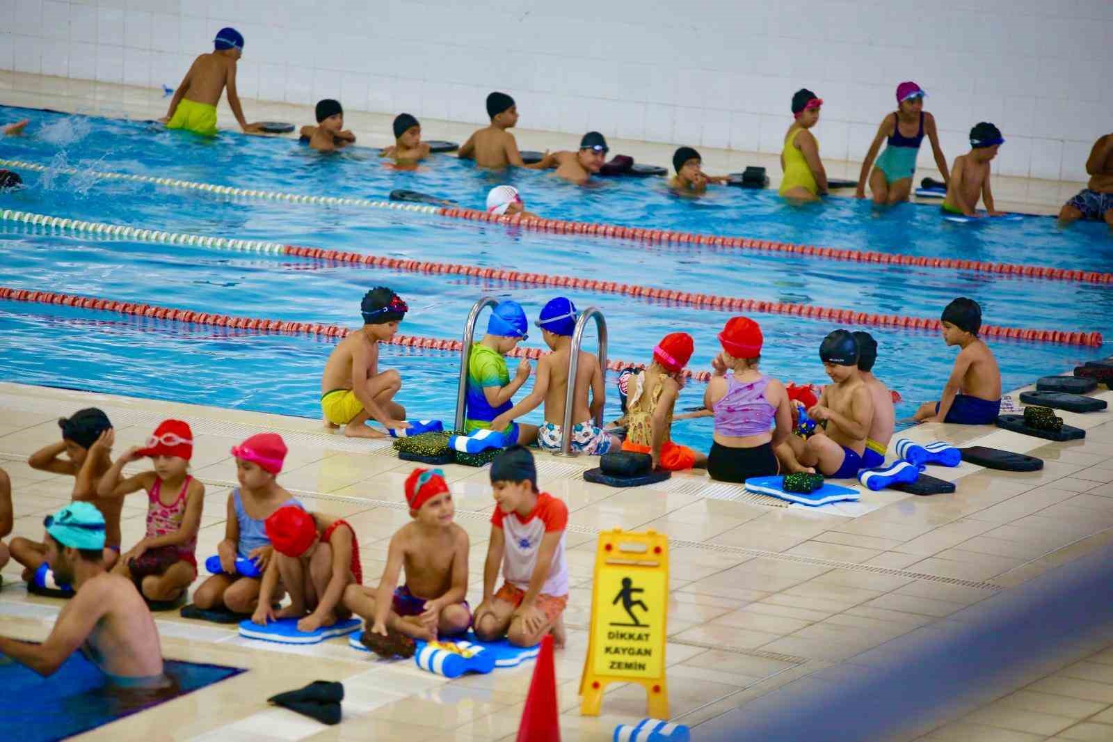 Kepez’de yüzme keyfi kışın da devam ediyor