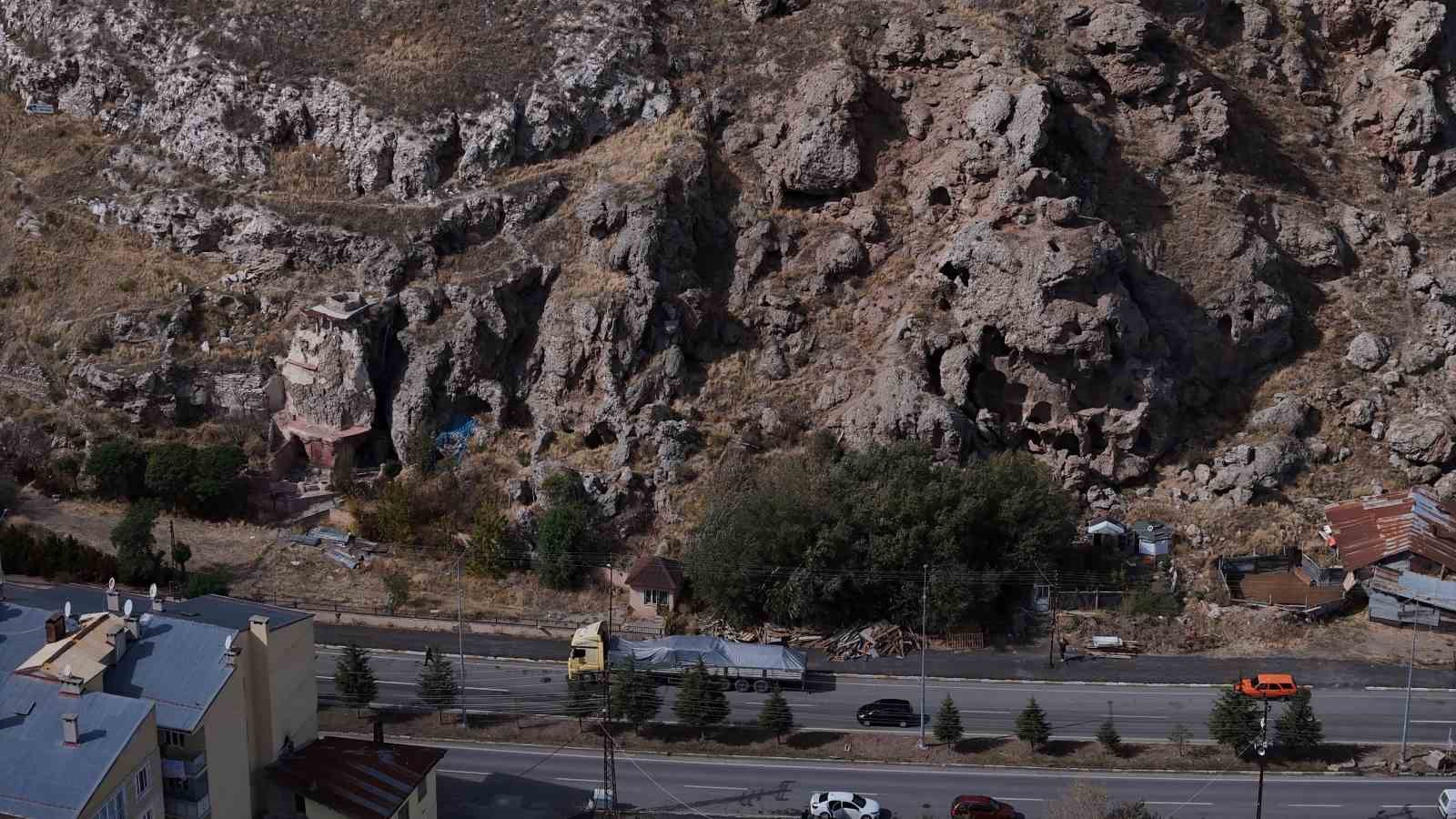 Sivas’ta 2 bin yıllık ’peynir oteli’ yüzlerce bidon barındırıyor
