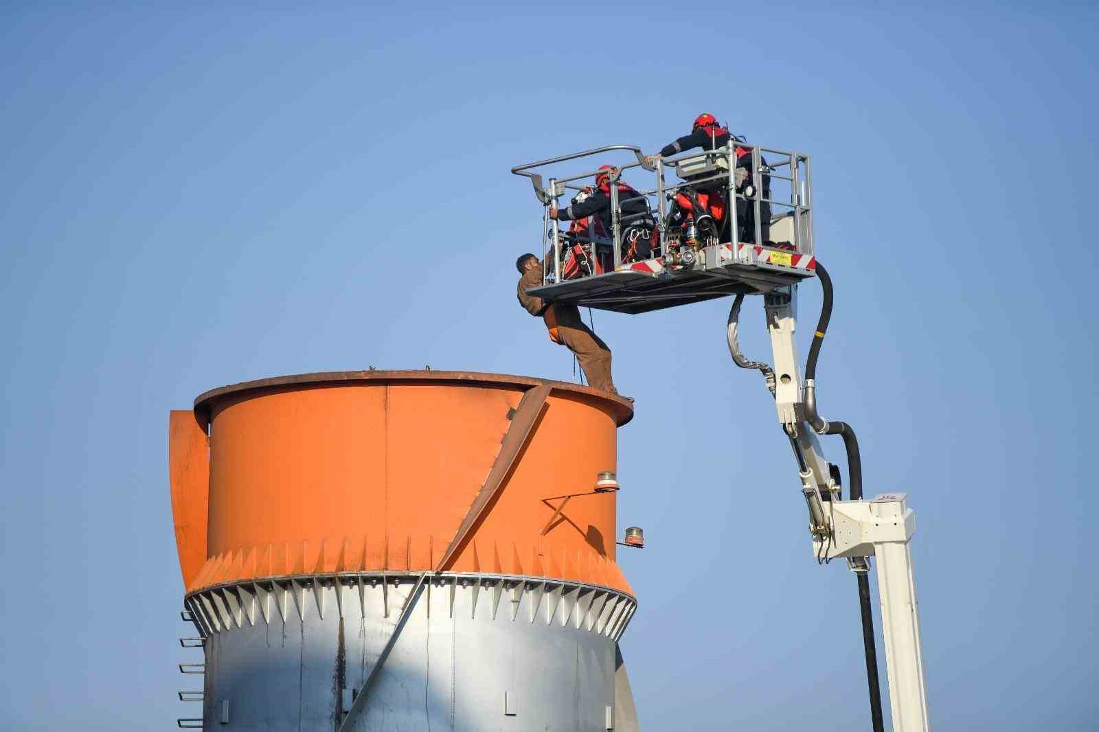 70 metrelik bacada mahsur kalan 2 işçi 4 saatlik operasyonla kurtarıldı