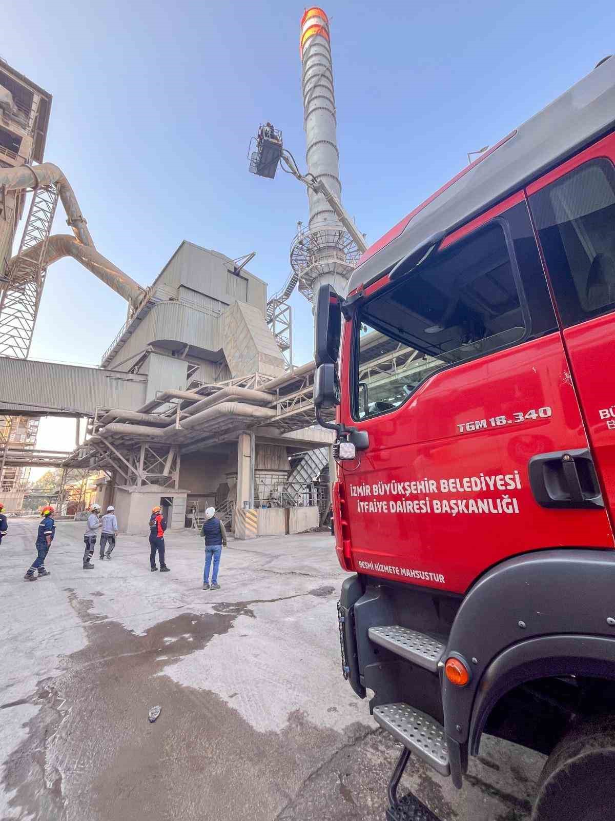 70 metrelik bacada mahsur kalan 2 iş&ccedil;i 4 saatlik operasyonla kurtarıldı
