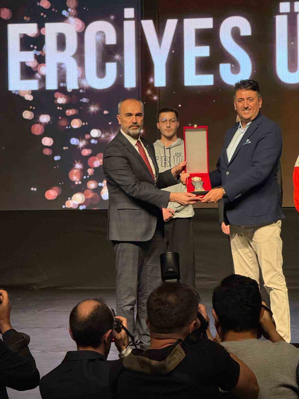 ER&Uuml;&rsquo;ye FISU&rsquo;dan &uuml;&ccedil; &ouml;d&uuml;l birden
