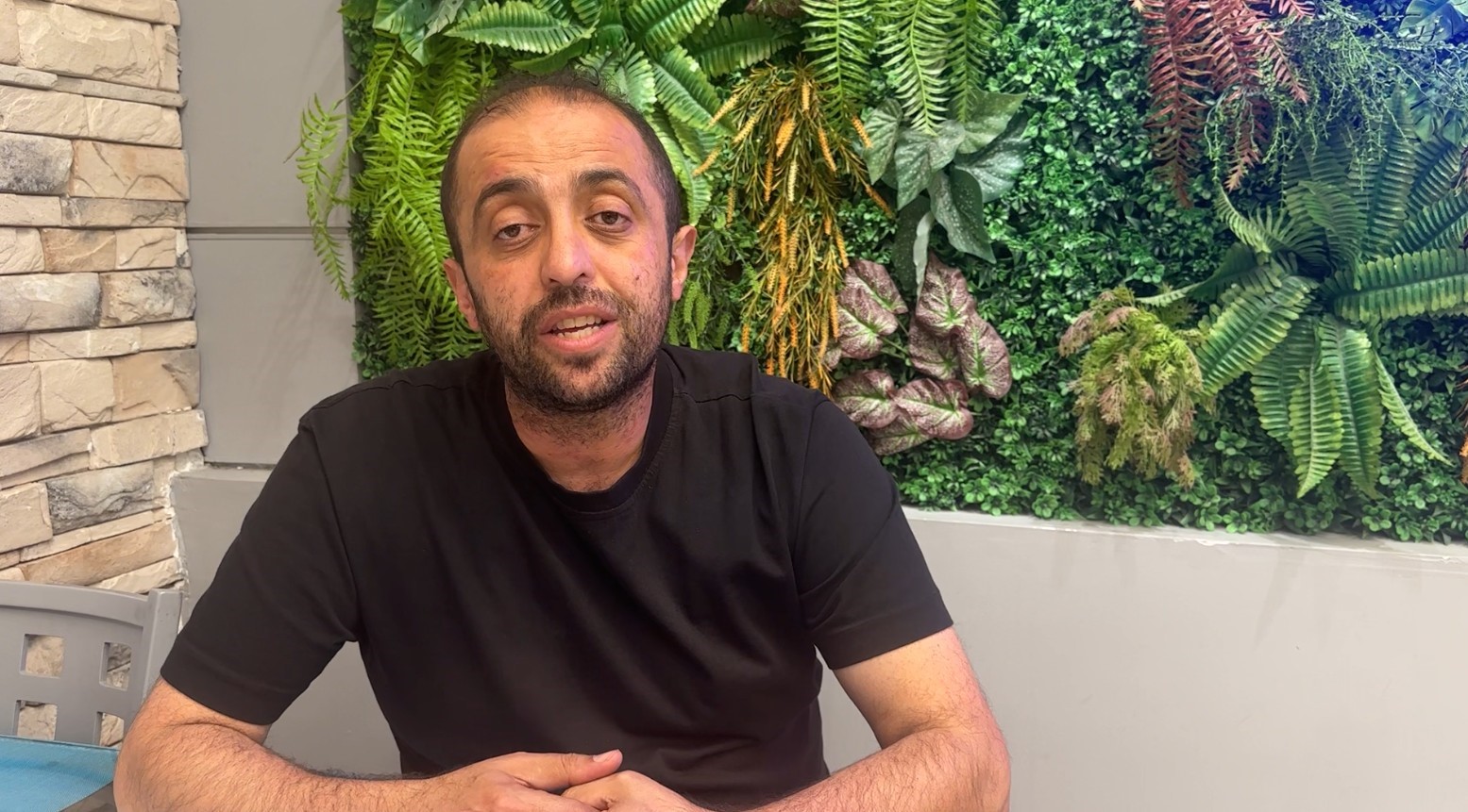 Hediyelik eşya satan dükkana girmekten çekinen kadın ile vatandaşın gülümseten diyaloğu