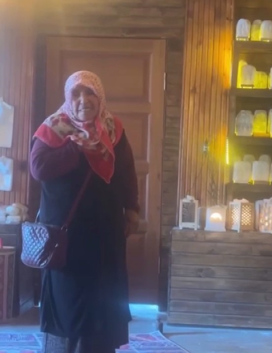 Hediyelik eşya satan dükkana girmekten çekinen kadın ile vatandaşın gülümseten diyaloğu