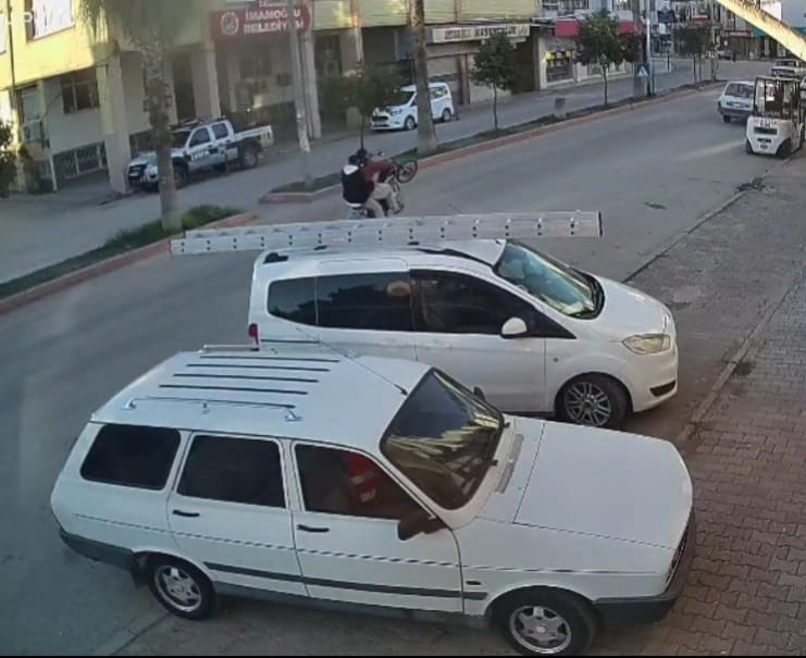 Önünü kaldırdığı motosikletle otomobile çarptı: 2 yaralı