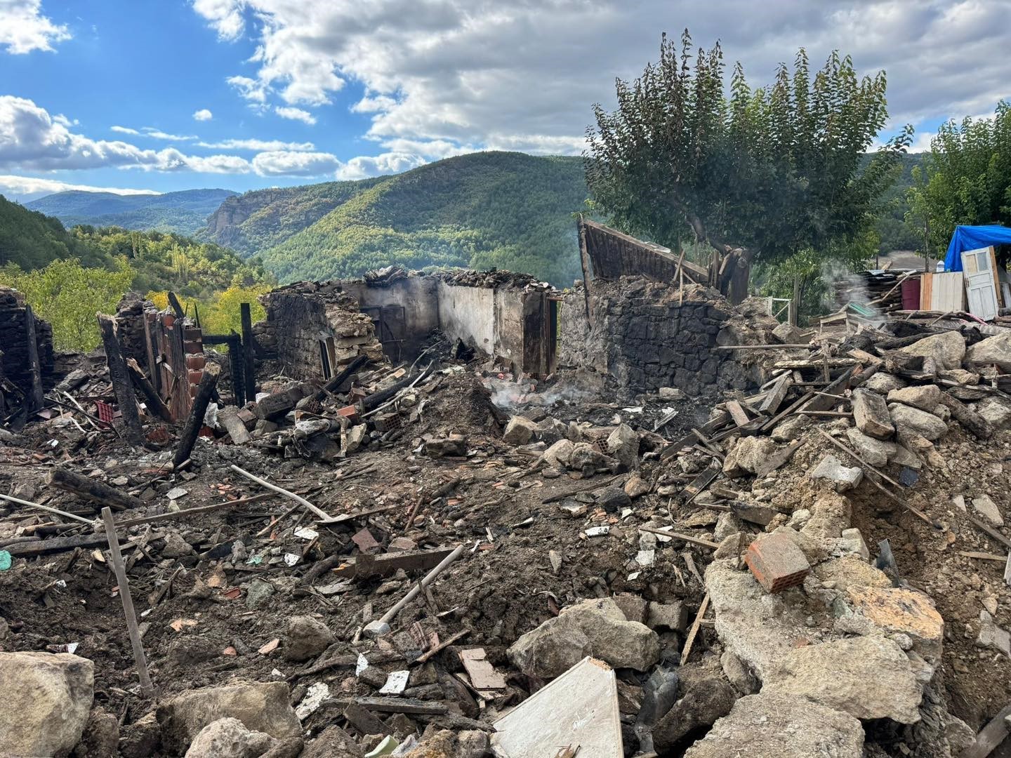 AK Parti Gediz teşkilatı, yangın mağdurlarıyla bir araya geldi
