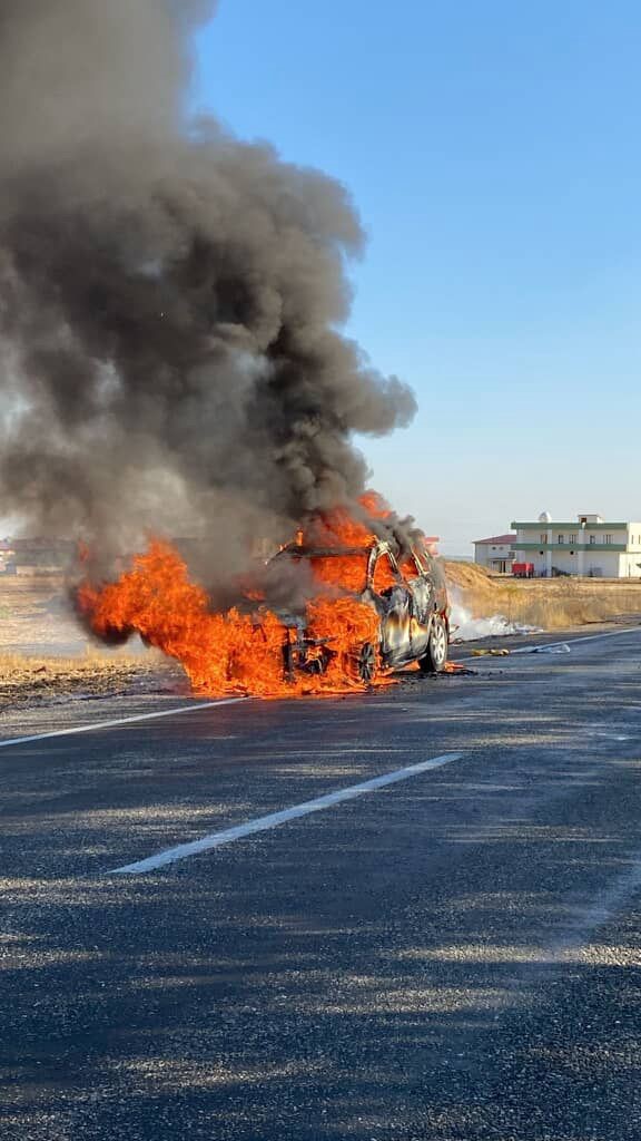 Diyarbakır’da seyir halindeki otomobil alevlere teslim oldu