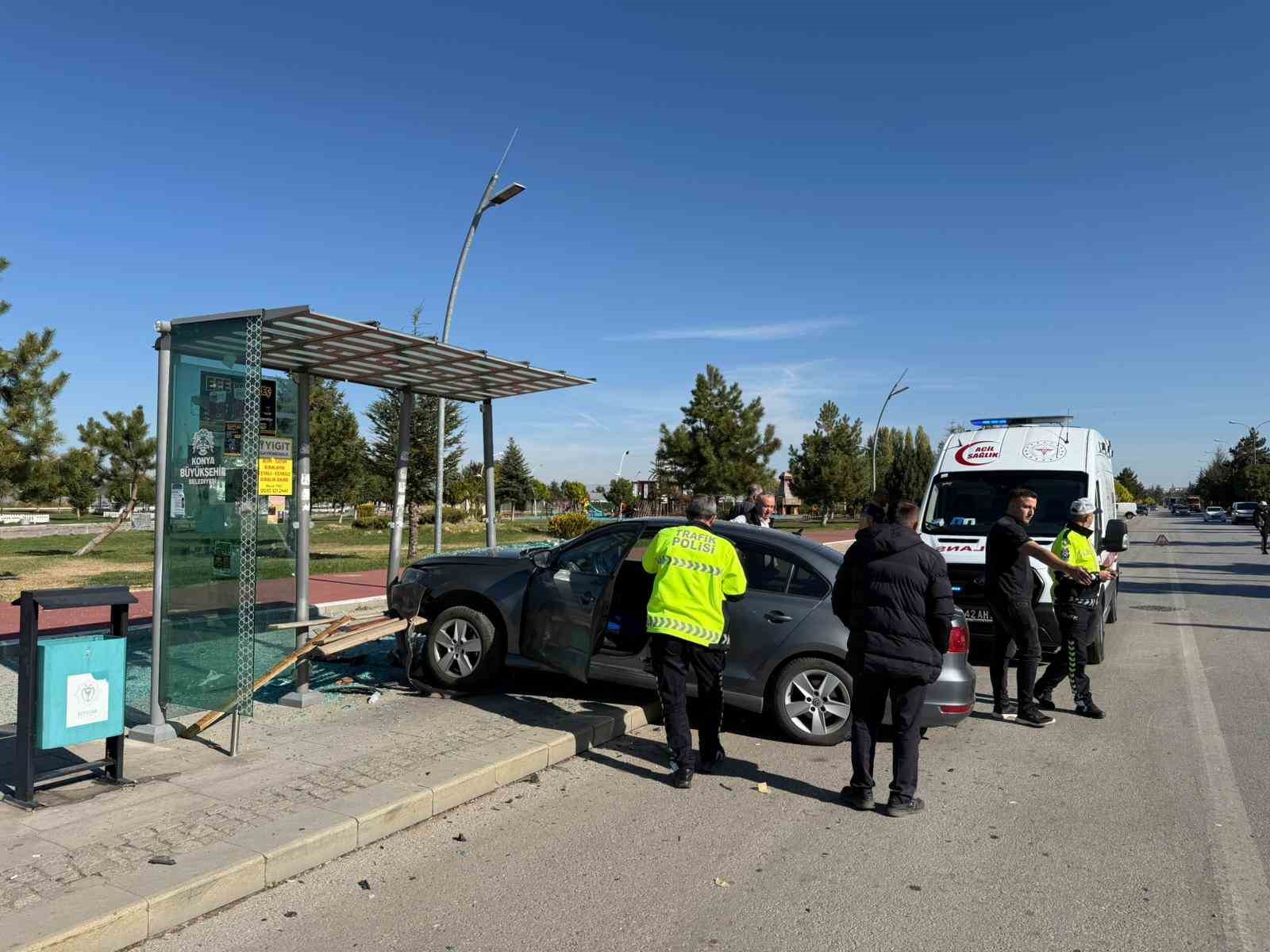 Çarpışan otomobilden birisi durağa daldı: Otobüs bekleyen şahıs yaralandı