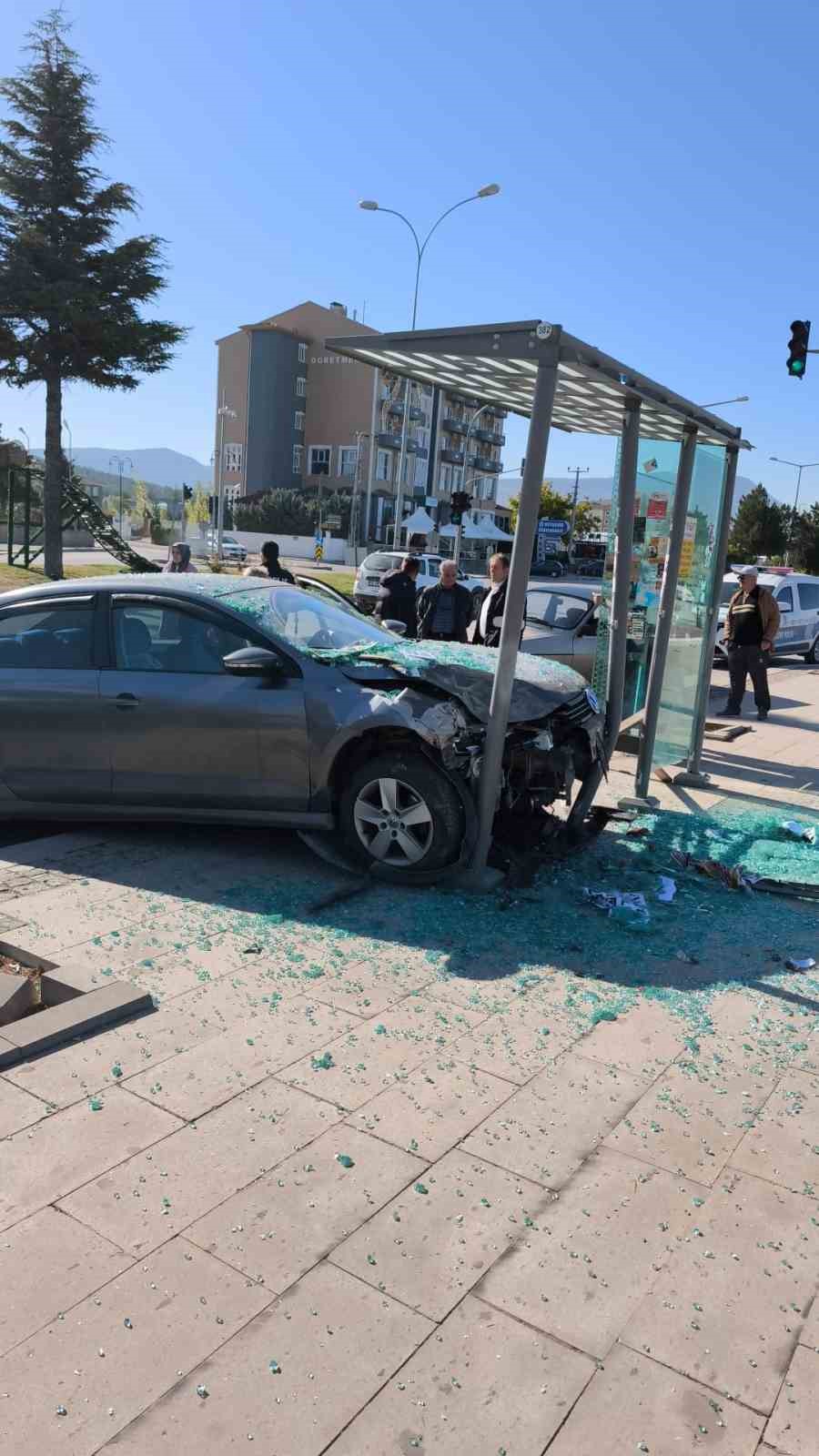 &Ccedil;arpışan otomobilden birisi durağa daldı: Otob&uuml;s bekleyen şahıs yaralandı
