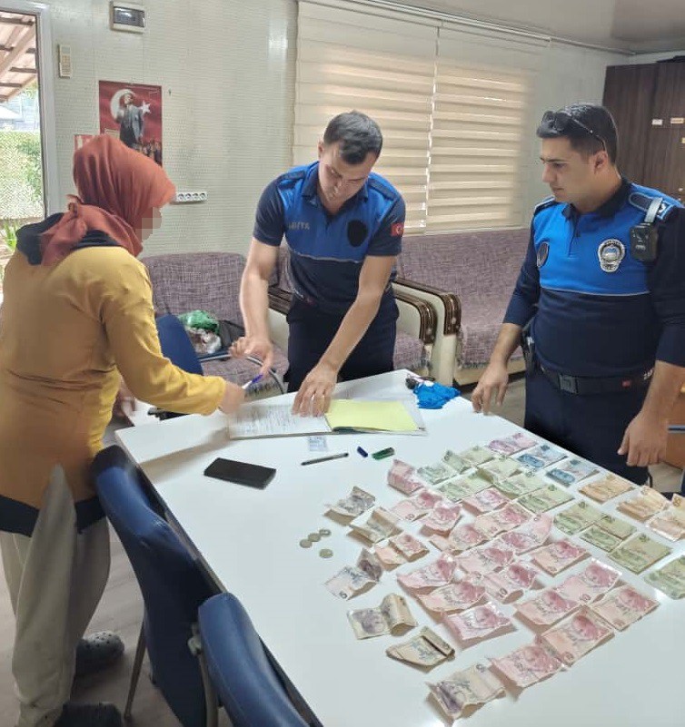 Dilencilik yapan kadın yarım saatte bin 32 lira topladı
