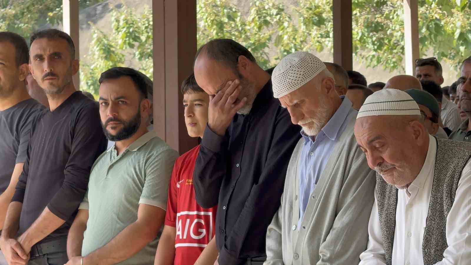 Hatay’da ölü bulunan iki arkadaş gözyaşları içinde toprağa verildi