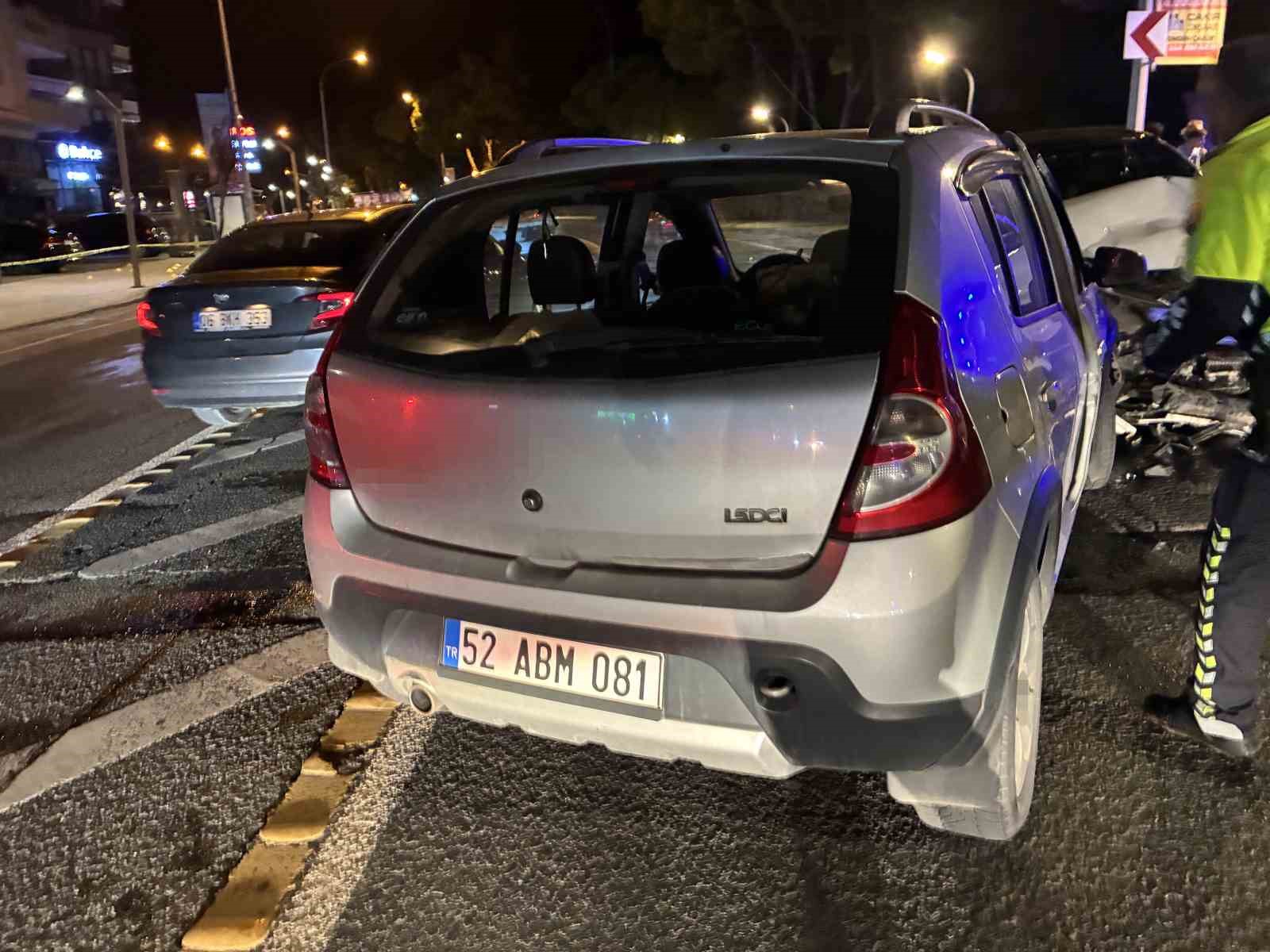 Ordu&rsquo;da otomobil jandarma aracına ve otomobile &ccedil;arptı: 6 yaralı
