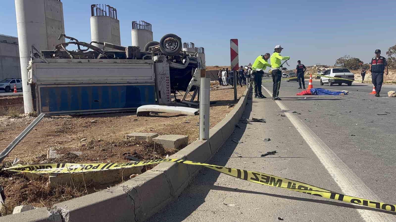 Otomobille çarpışan kamyonet ters döndü: 1 ölü, 1 yaralı