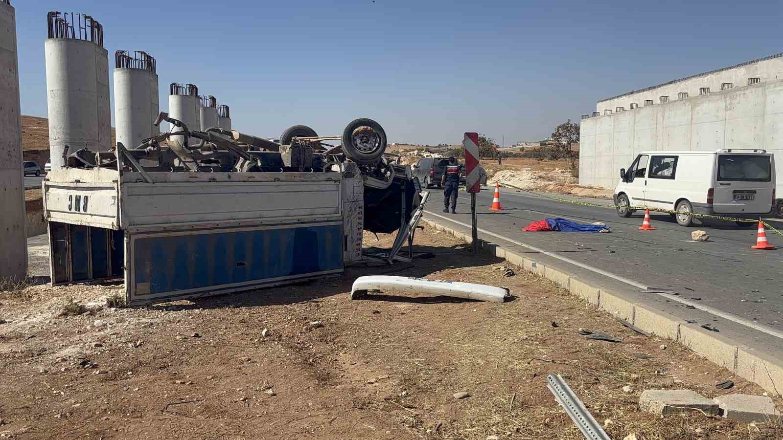 Otomobille çarpışan kamyonet ters döndü: 1 ölü, 1 yaralı