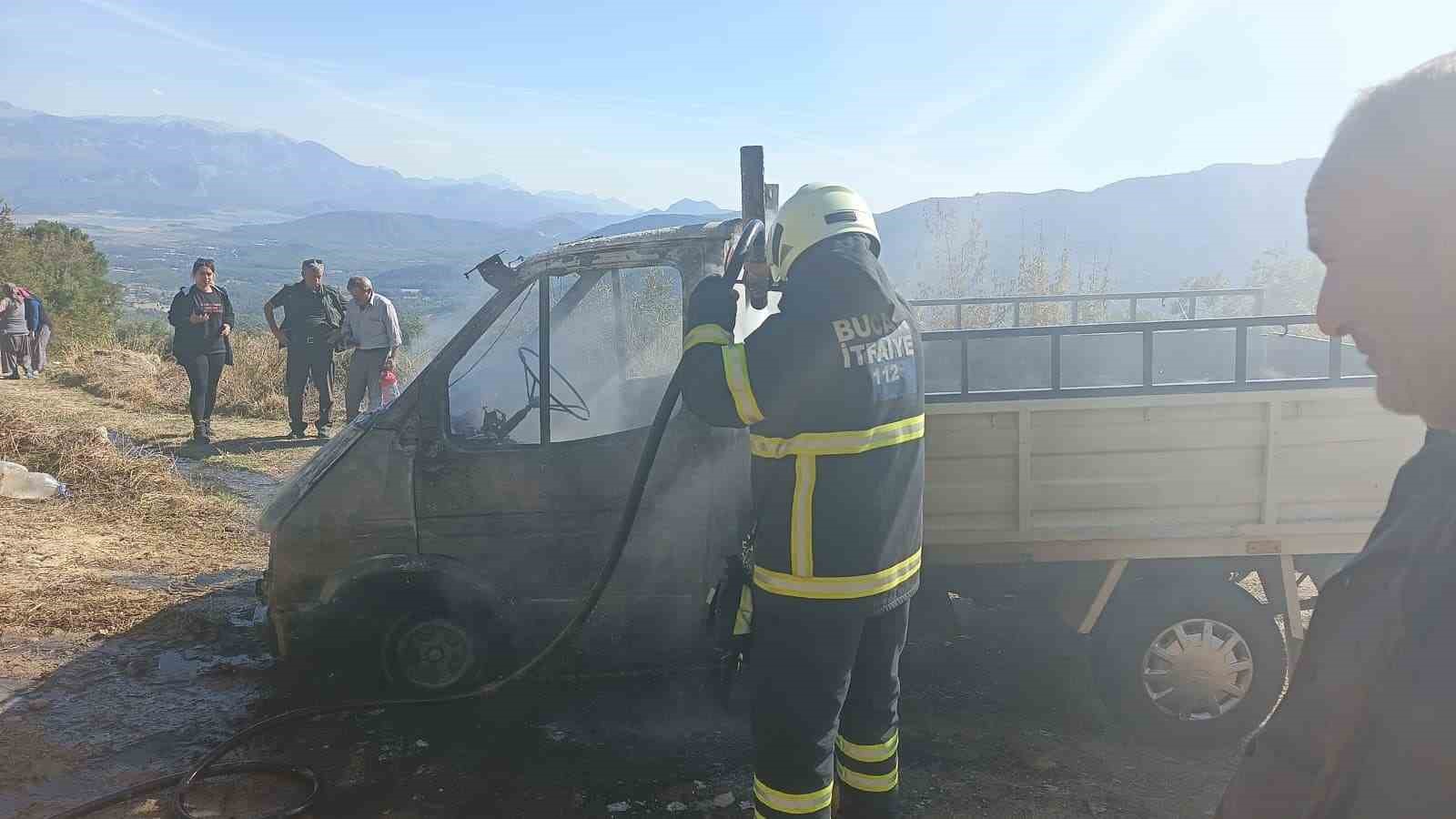 Burdur’da yanan kamyonet kullanılmaz hale geldi