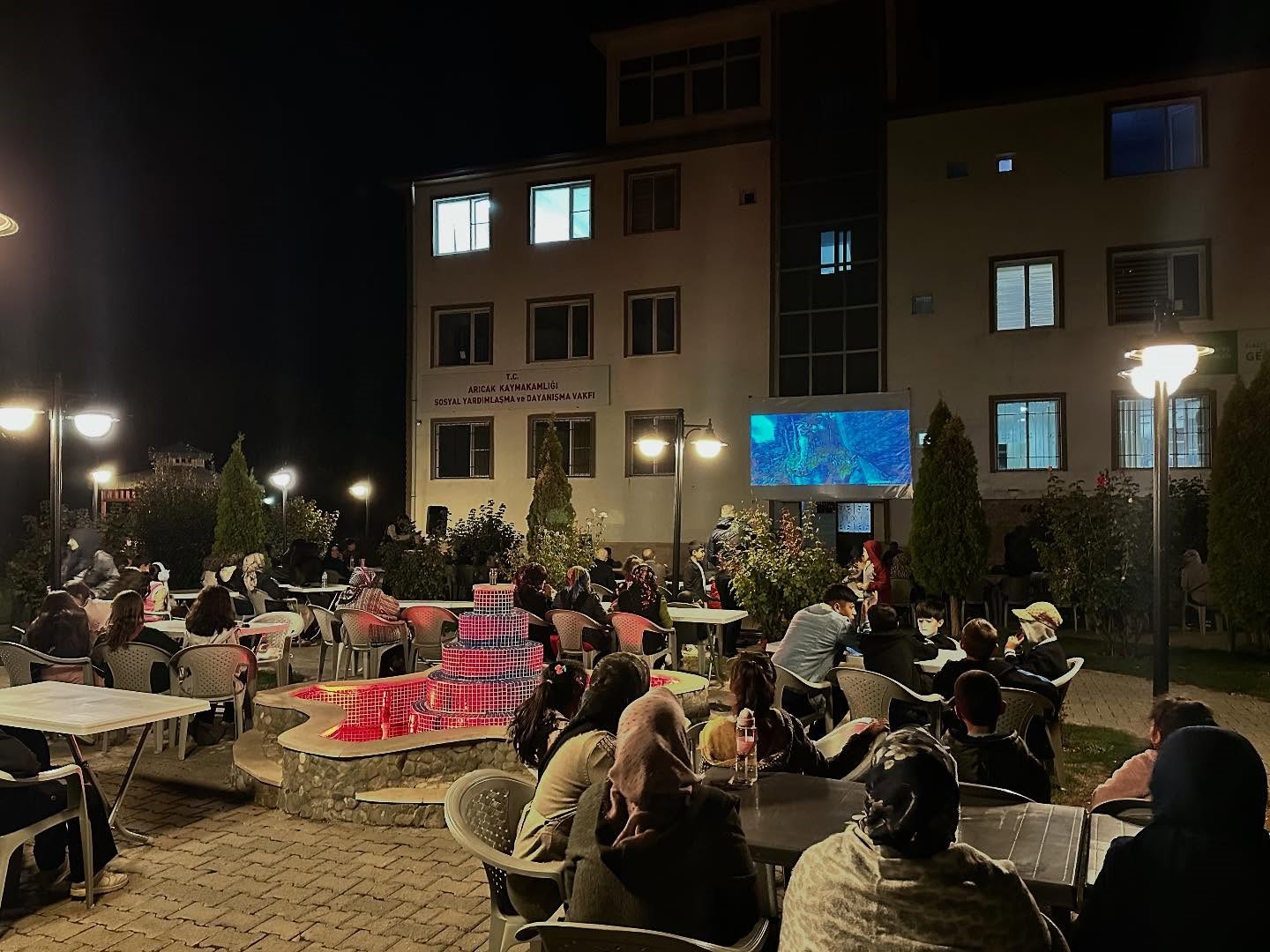 Arıcak il&ccedil;esinde a&ccedil;ık hava sinema etkinliği
