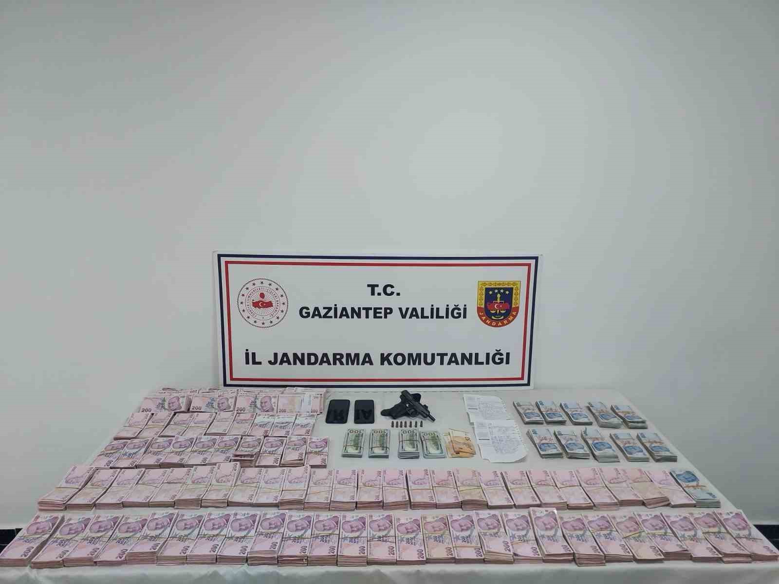 Gaziantep’te 1,6 milyon TL değerinde 34 bin litre kaçak akaryakıt ele geçirildi