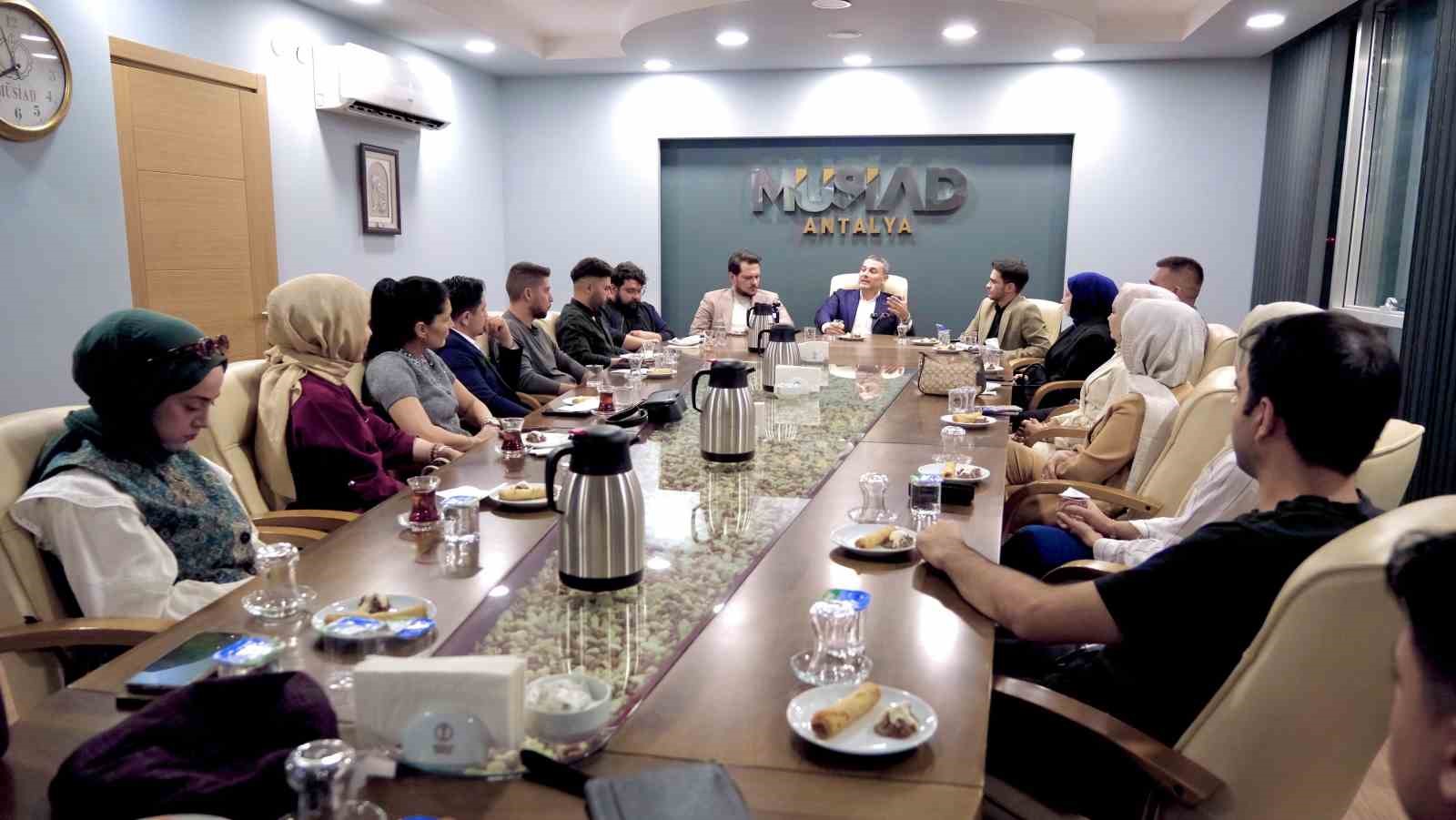 M&Uuml;SİAD Antalya Başkanı Akg&uuml;l, ihracat tecr&uuml;belerini gen&ccedil;lerle paylaştı
