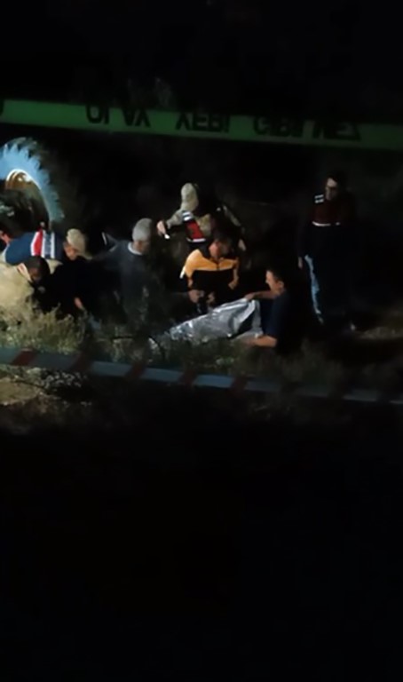 Devrilen traktörün altında kalan sürücü can verdi