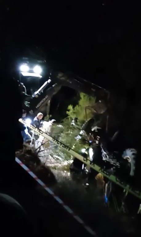 Devrilen trakt&ouml;r&uuml;n altında kalan s&uuml;r&uuml;c&uuml; can verdi
