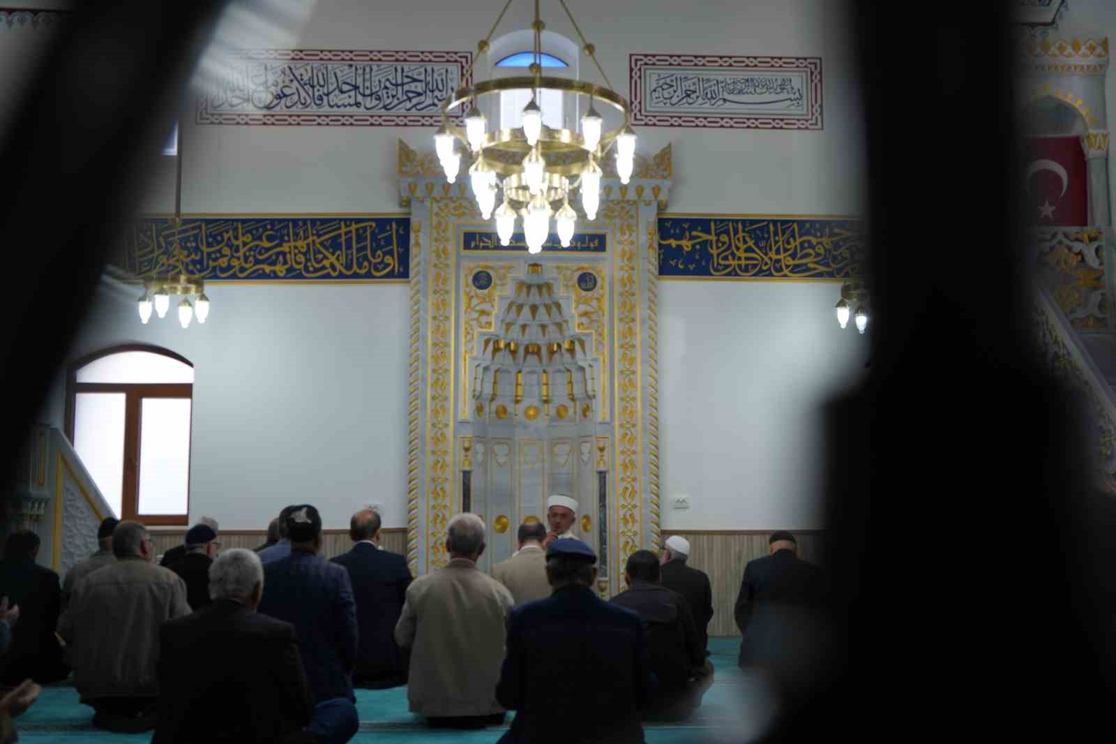 Nakış motifleriyle bezenen yarım asırlık Velişaban Camii yeniden ibadete a&ccedil;ıldı
