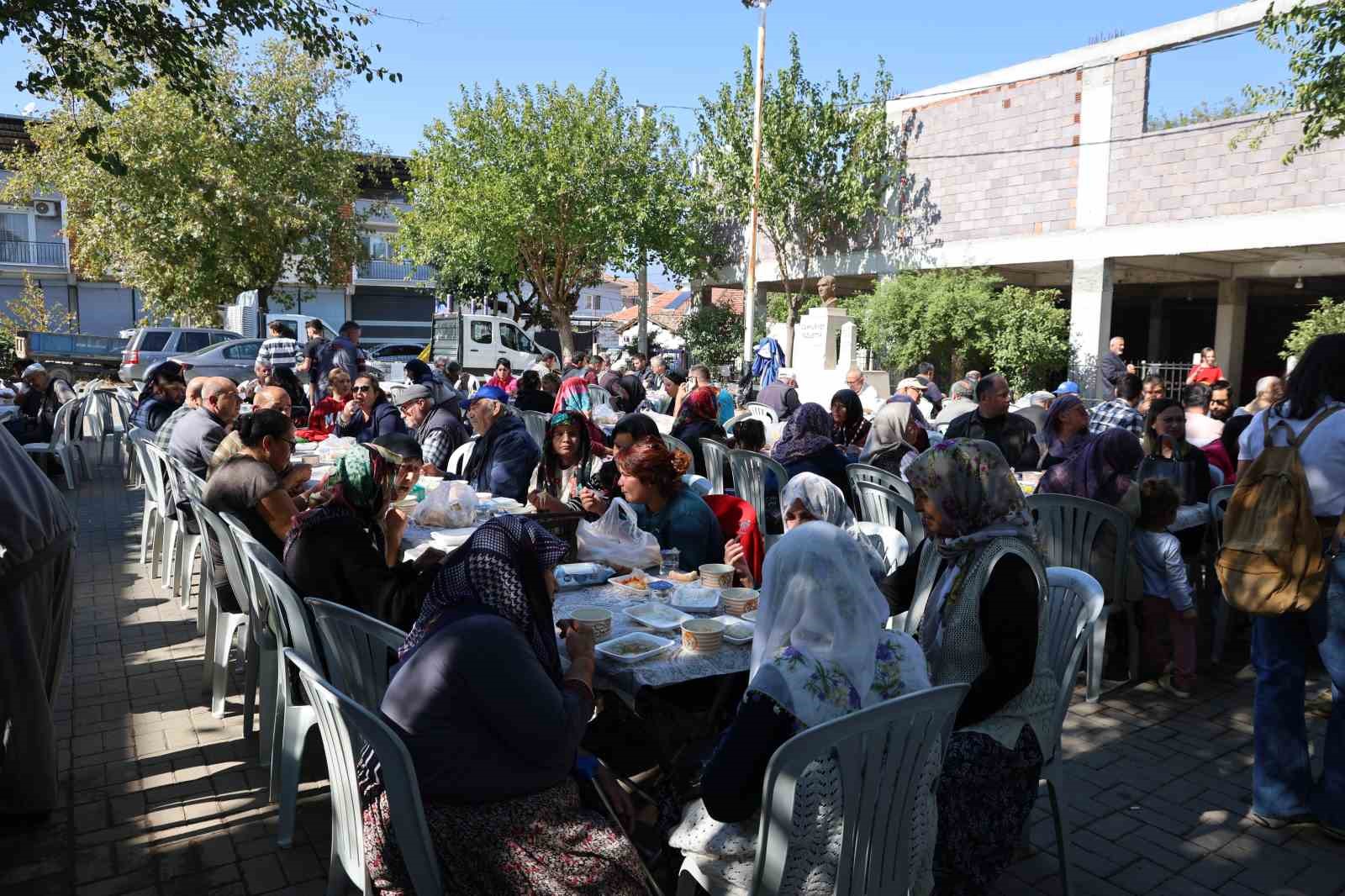 Köyün gençleri ve ihtiyar heyeti, tüm köyü aynı sofrada topladı