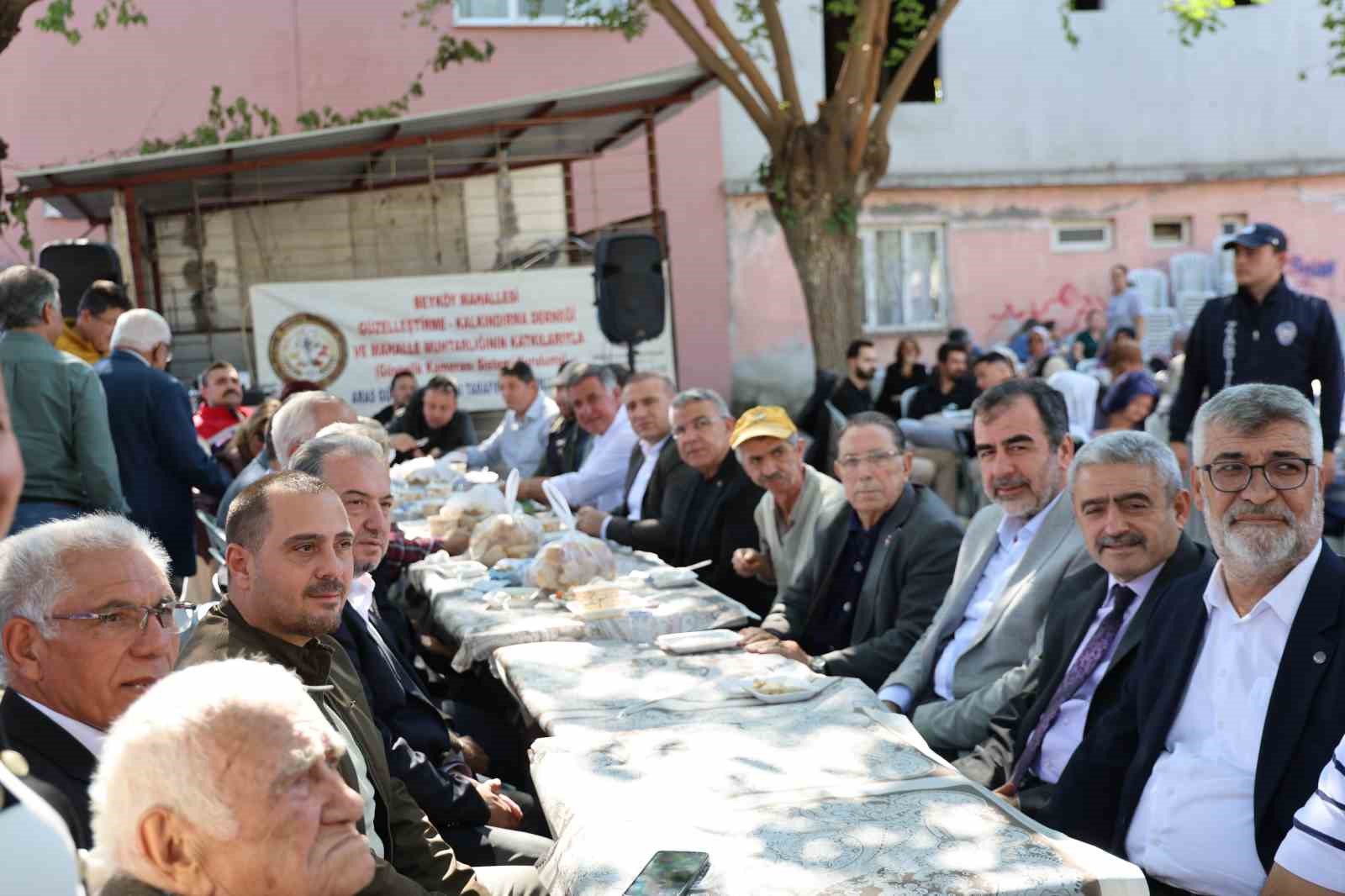 K&ouml;y&uuml;n gen&ccedil;leri ve ihtiyar heyeti, t&uuml;m k&ouml;y&uuml; aynı sofrada topladı

