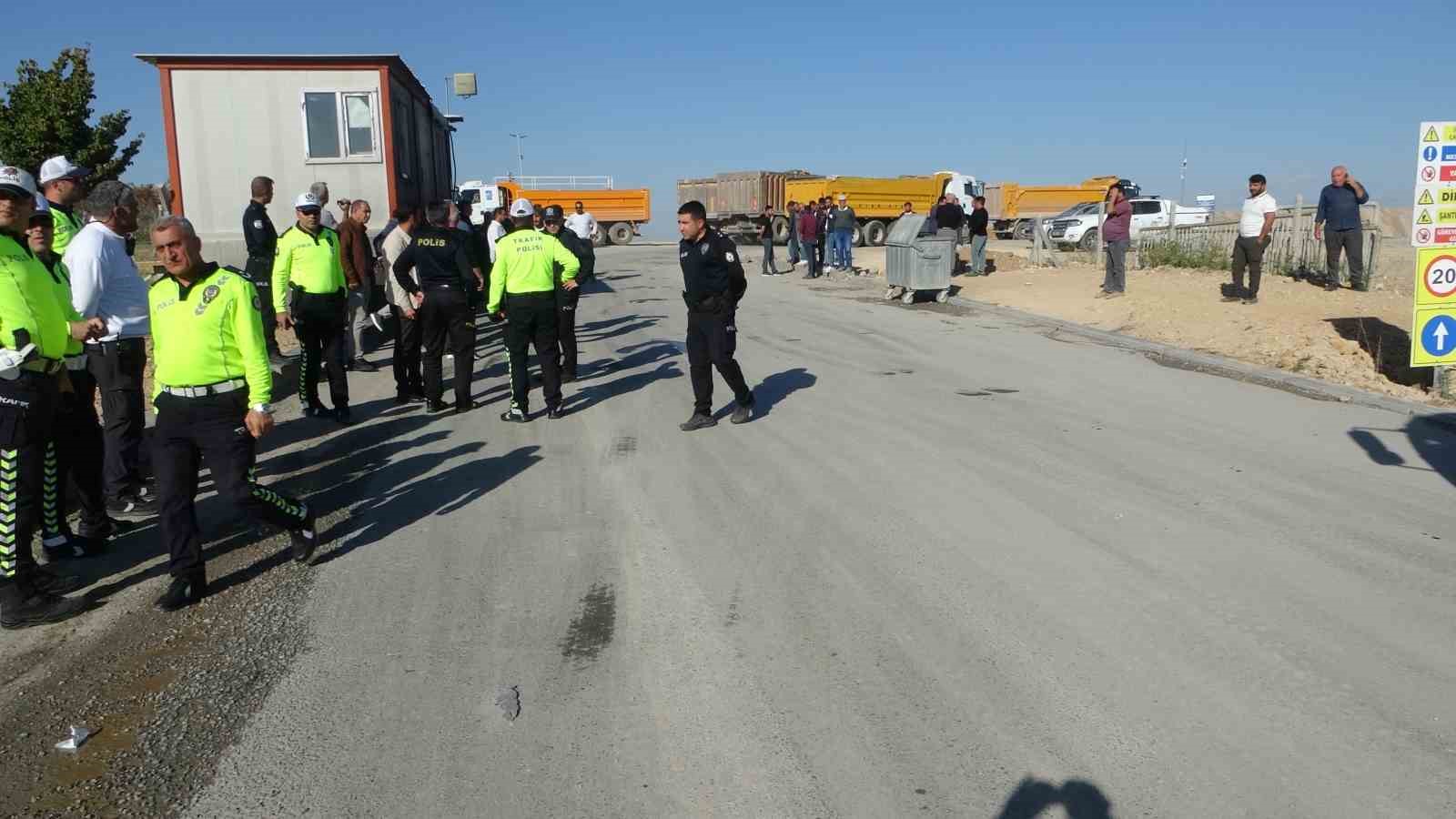 Malatya&rsquo;da hafriyat kamyonu s&uuml;r&uuml;c&uuml;lerinden ceza protestosu
