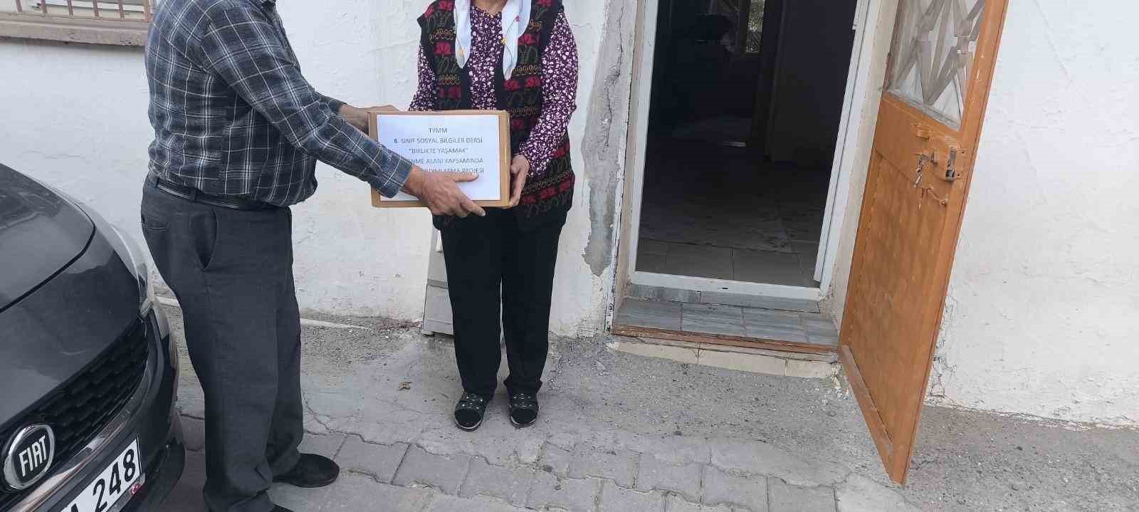 Ozanca&rsquo;da ortaokulu &ouml;ğrencilerinden g&ouml;n&uuml;llere dokunan yardım eli
