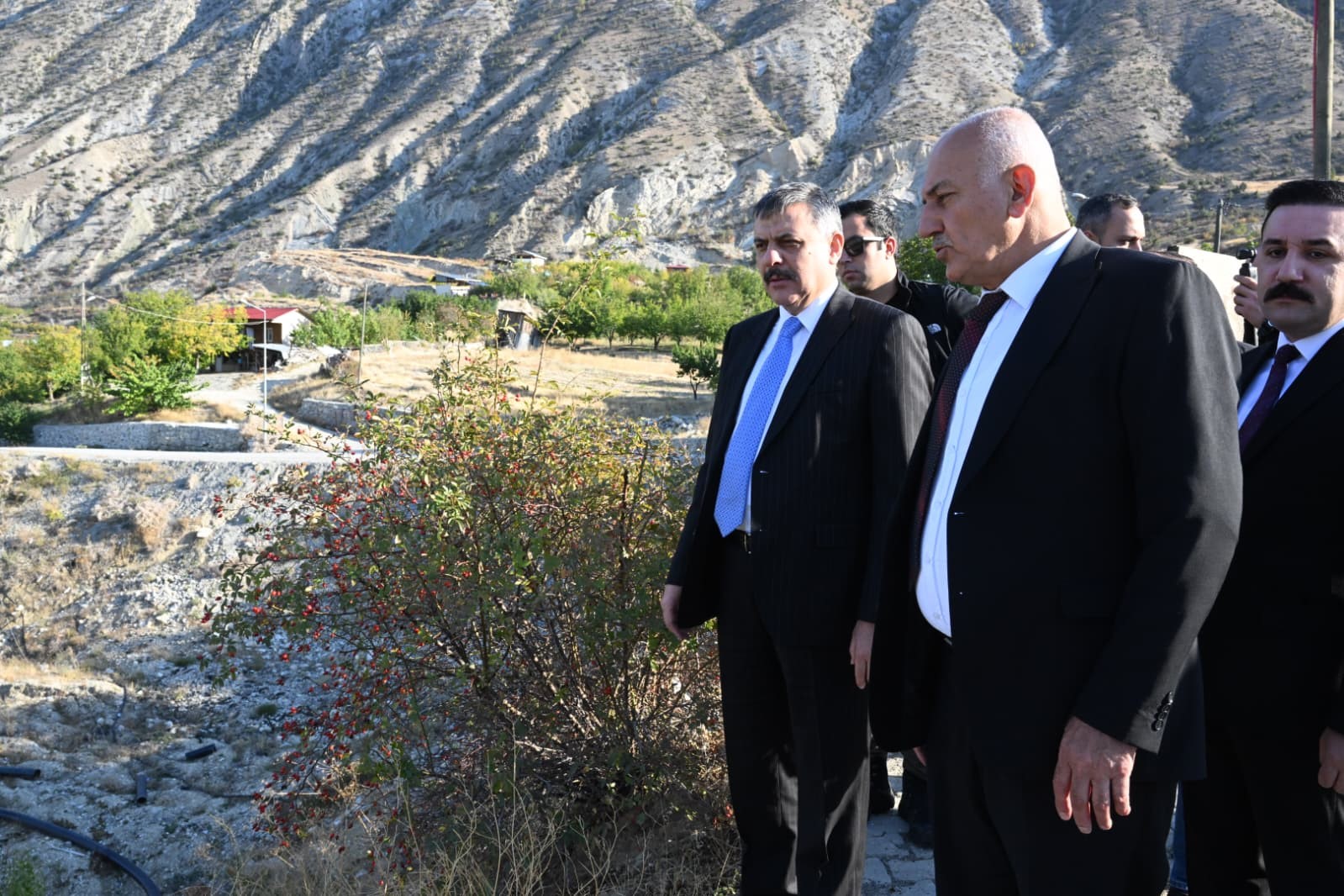 Vali Mustafa &Ccedil;ift&ccedil;i, Tortum ve Uzundere İl&ccedil;elerinde incelemelerde bulundu (D&uuml;zeltme)
