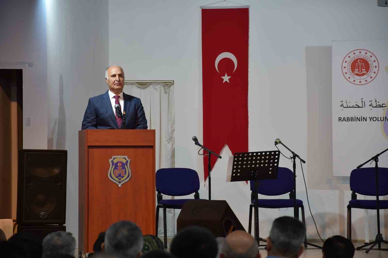 Antalya&rsquo;da h&uuml;k&uuml;ml&uuml; Kur&rsquo;an-ı Kerim&rsquo;i ezberleyerek hafız oldu
