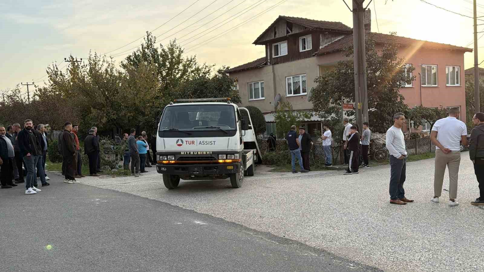 Durakta beklerken aracın çarptığı kadın ve çocuk ağır yaralandı