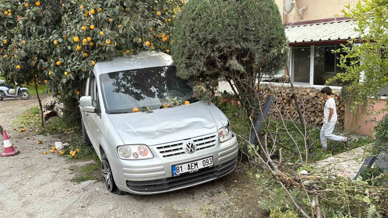 Durakta beklerken aracın &ccedil;arptığı kadın ve &ccedil;ocuk ağır yaralandı
