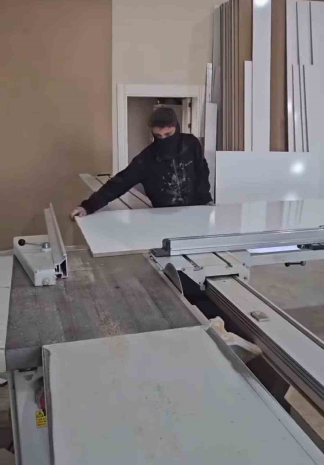 Atölyesinde üzerine kereste düşen 16 yaşındaki çocuk hayatını kaybetti