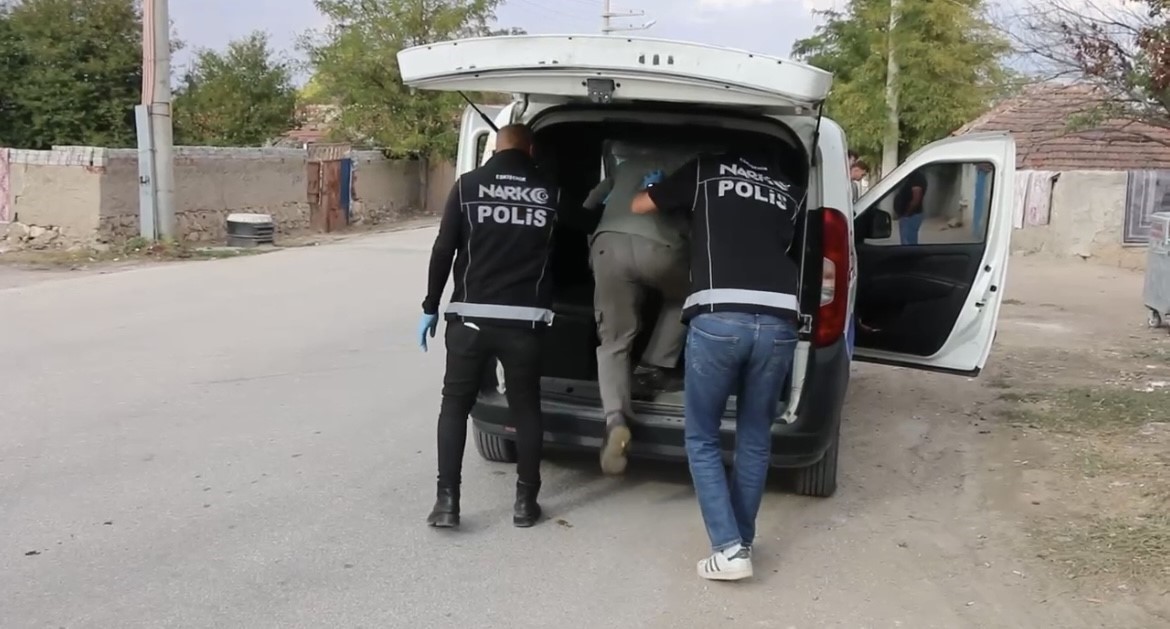 Polisten Alpu’da uygulama: uyuşturucu ve silah ele geçirildi