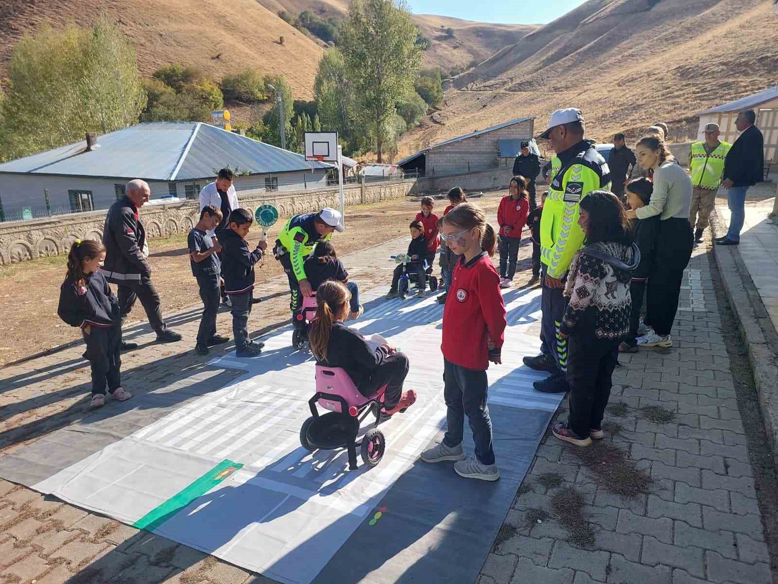 Muş&rsquo;ta jandarma ekiplerinden &ouml;ğrencilere eğitici ziyaret
