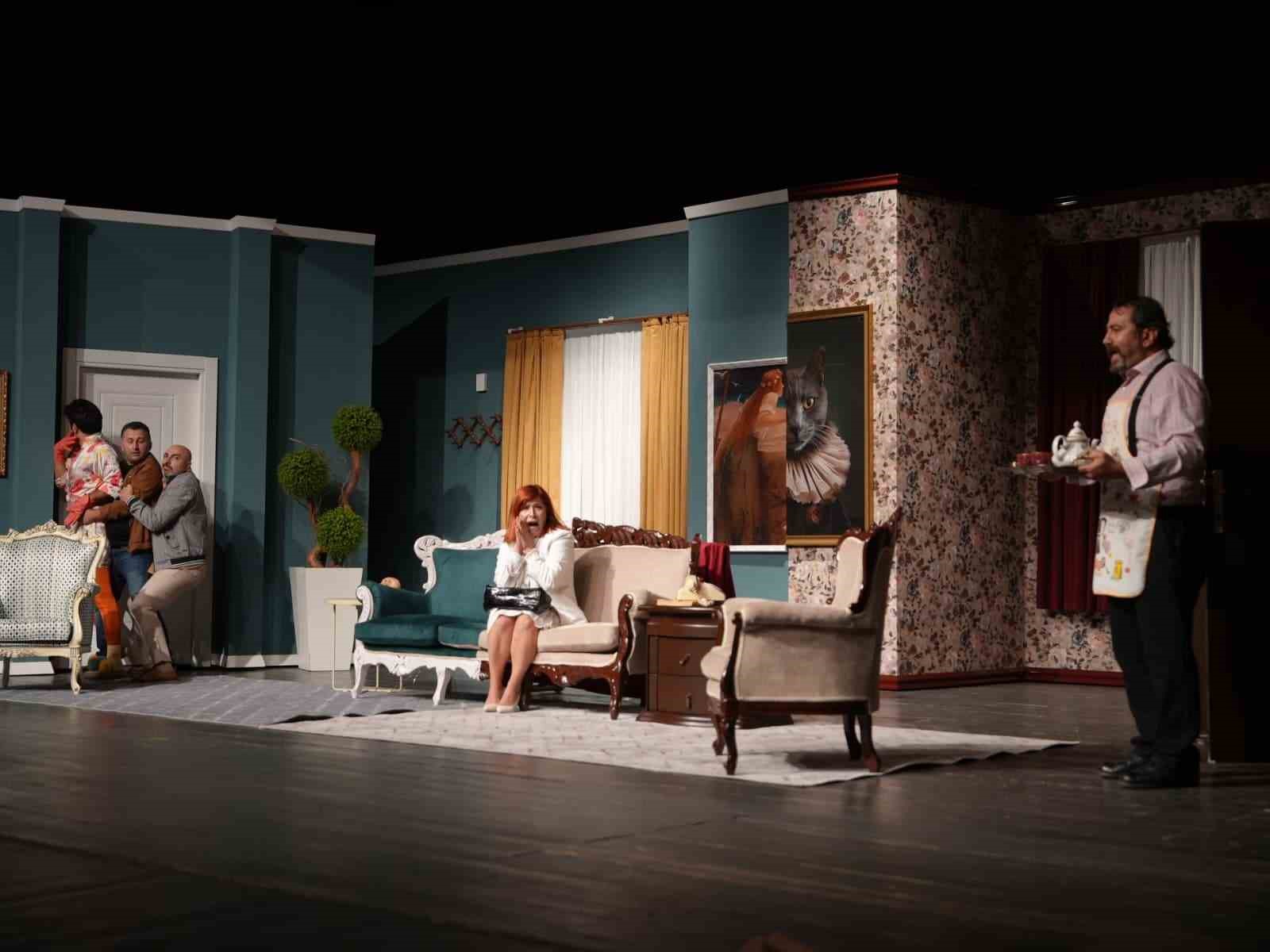 Düzce şehir tiyatrosu perdelerini yeniden açtı