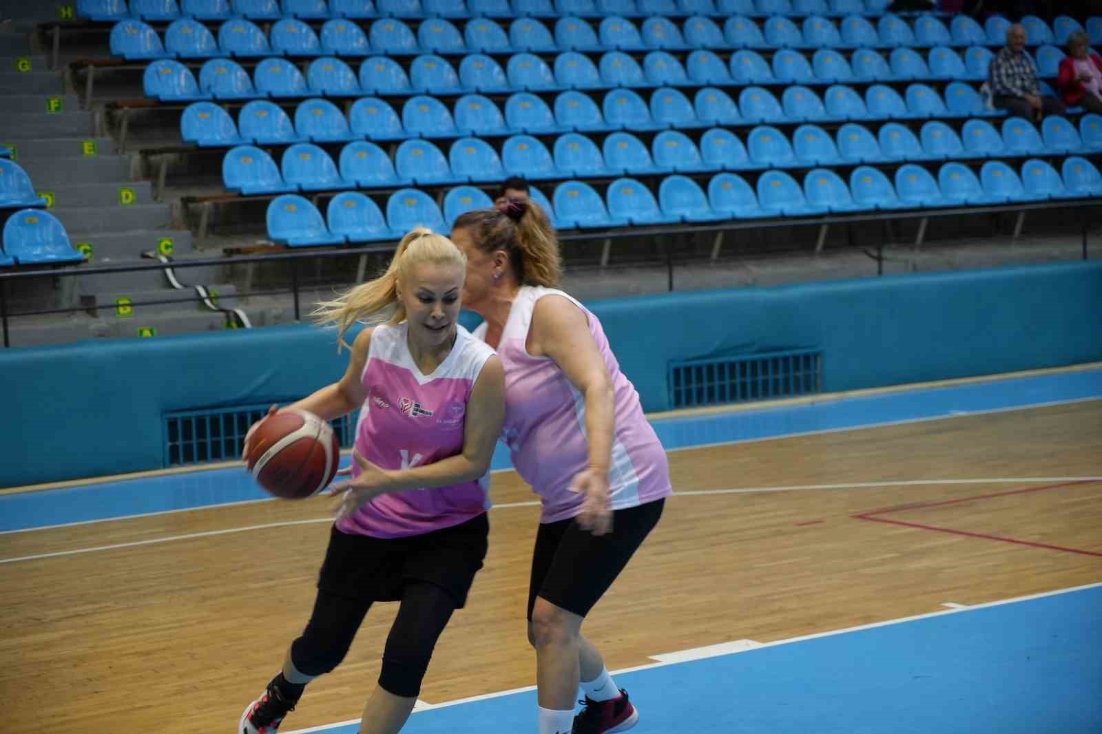 Kadınlar pembe formalarla sahaya çıktı, "Spora ne kadar yakınsak, kansere o kadar uzağız" dedi