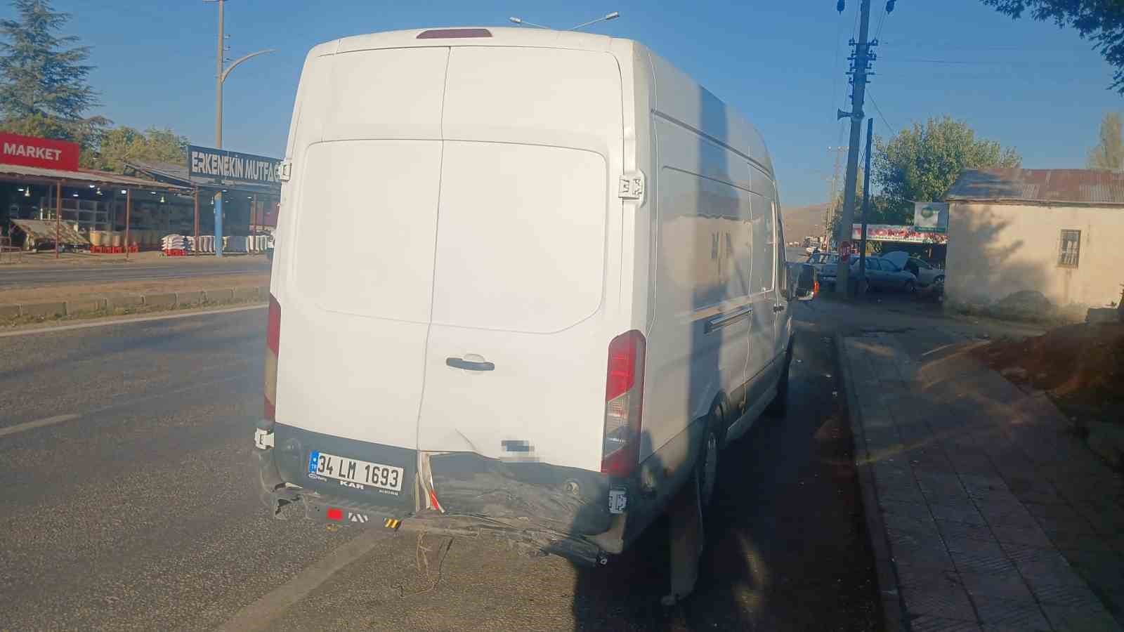 Malatya&rsquo;da otomobil ile minib&uuml;s &ccedil;arpıştı: 4 yaralı
