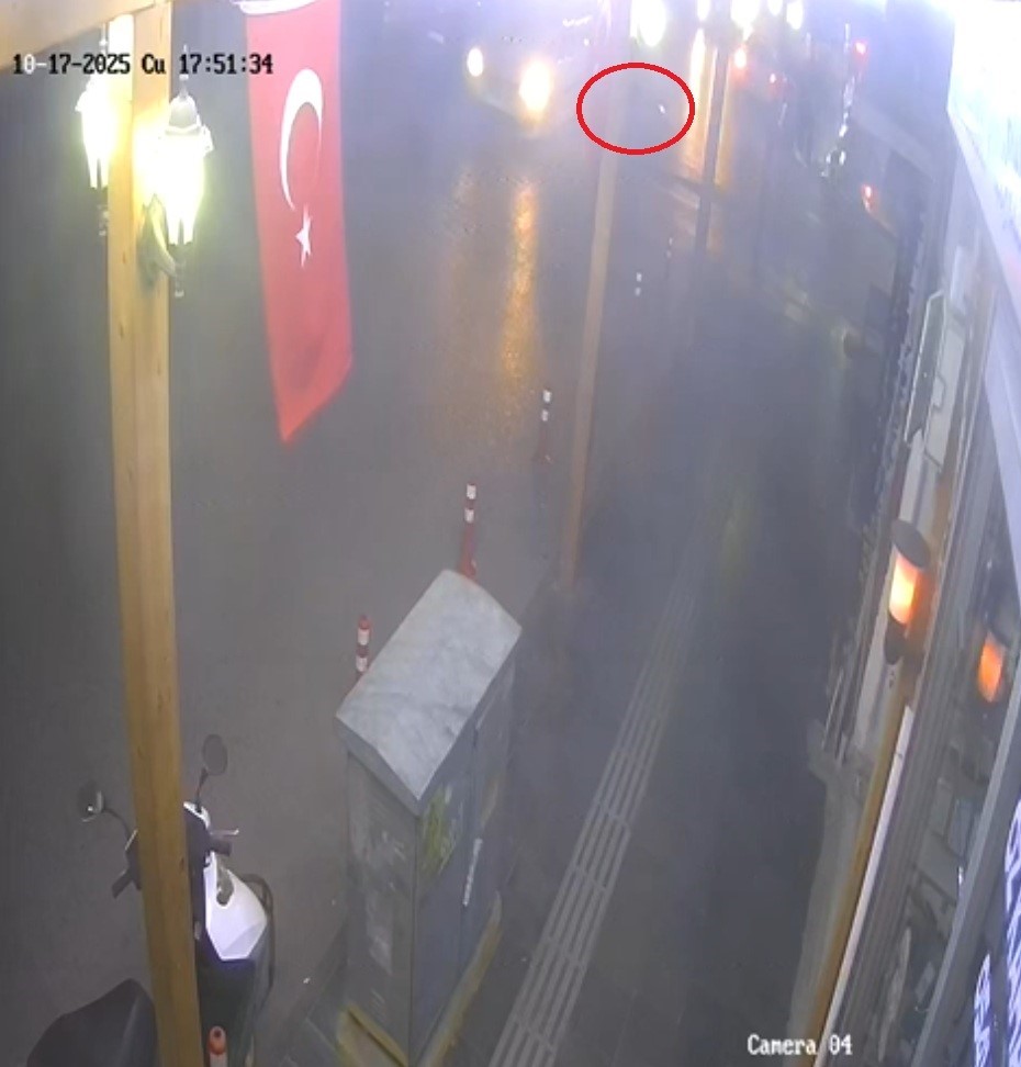 Antalya&rsquo;da devrilen motosikletin s&uuml;r&uuml;c&uuml;s&uuml; ağır yaralandı: Kaza anı kamerada
