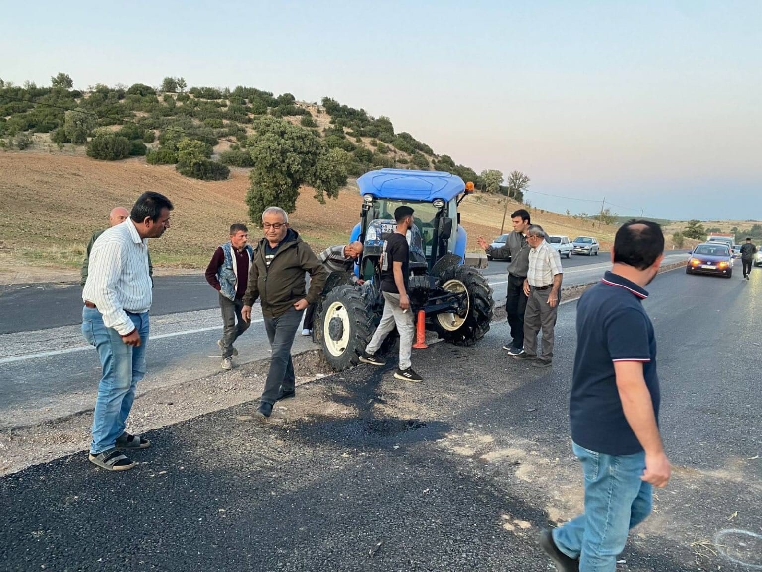 Uşak’ta otomobil ile traktör çarpıştığı kazada karı koca yaralandı