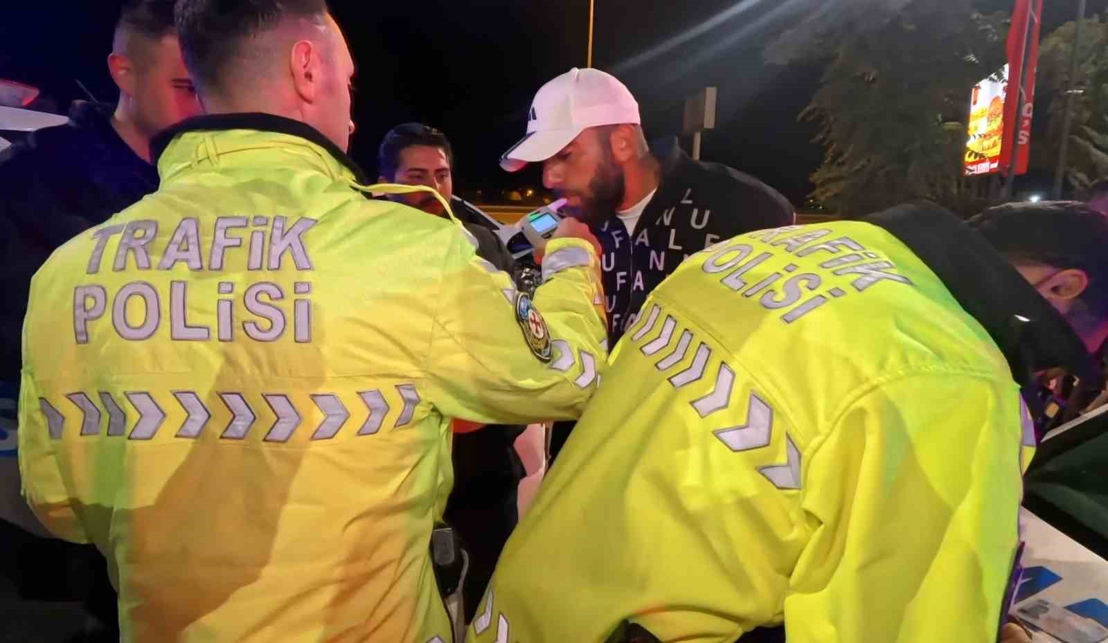 Aksaray’da açıkta alkol alan 2 şahsa kabahatler kanunundan ceza kesildi

