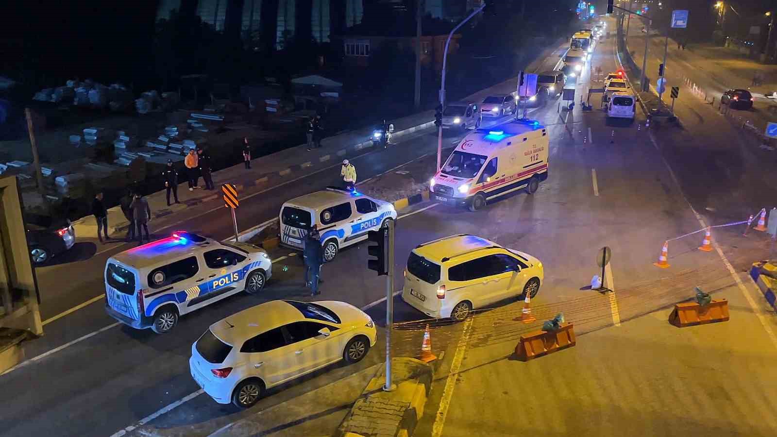 Uygulama yapan polise, araç çarptı
