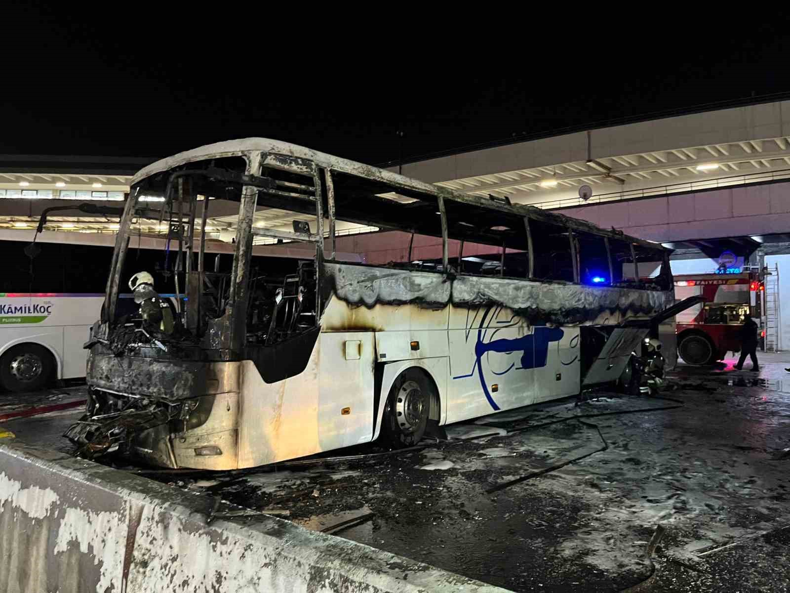 AŞTİ’de otobüs yangını paniğe neden oldu
