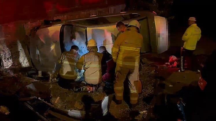 Feci kazada takla atan otomobil sürücüsü araçta sıkıştı
