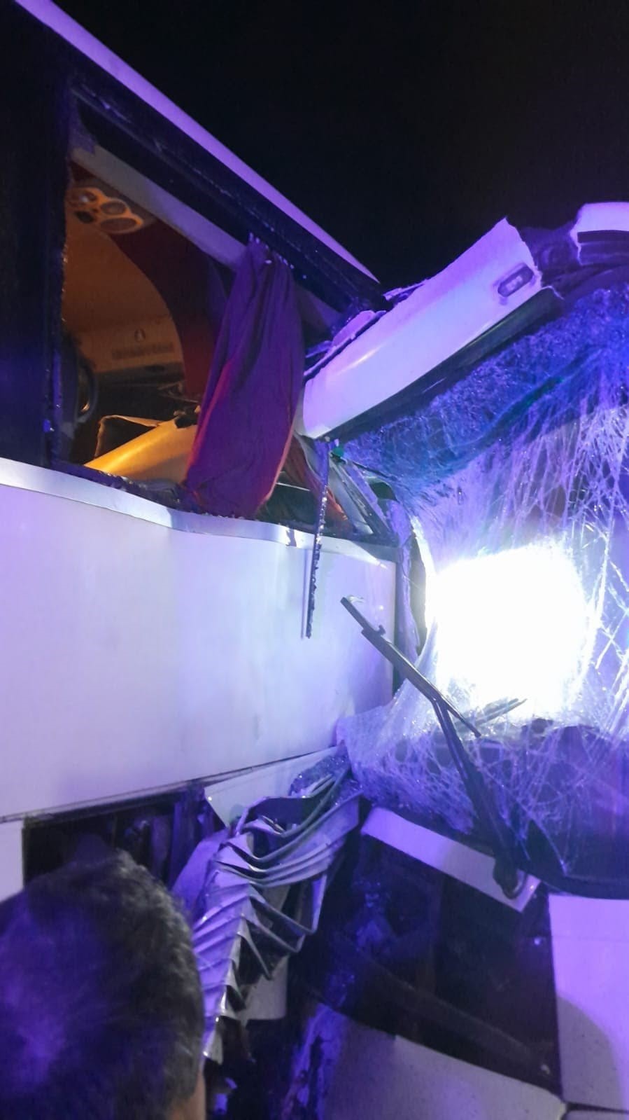 Servis otobüsü yolcu otobüsüne çarptı: 13 yaralı
