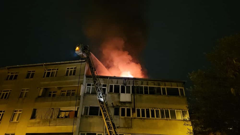 Beyoğlu’nda 4 katlı binanın çatısı alev alev yandı: Vatandaşlar tahliye edildi
